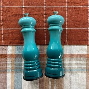 Le Creuset Caribbean Salt & Pepper Mills, EUC